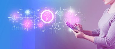 Soru işaretleri ile bir tablet kullanan kadın