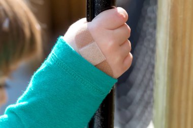 Yürümeye başlayan çocuk elini bir bandaj ile