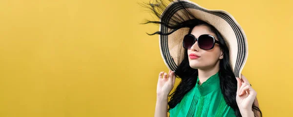 ผู้หญิงสาวที่มีหมวกและแว่นกันแดด — ภาพถ่ายสต็อก
