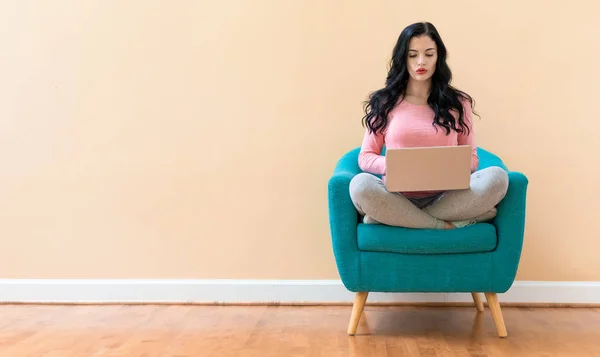 Giovane donna utilizzando il suo computer portatile — Foto Stock