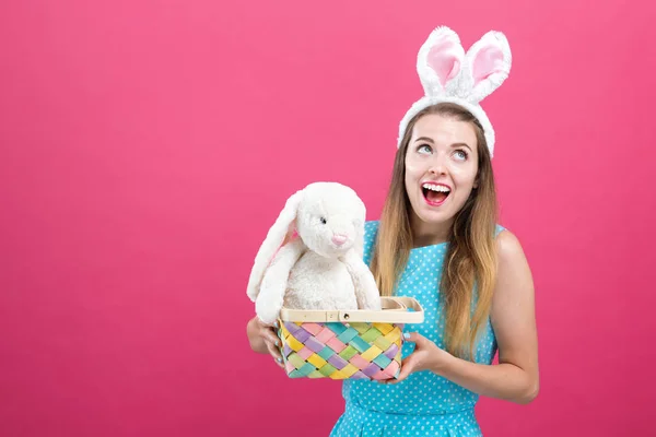 Jonge vrouw met Easter basket — Stockfoto