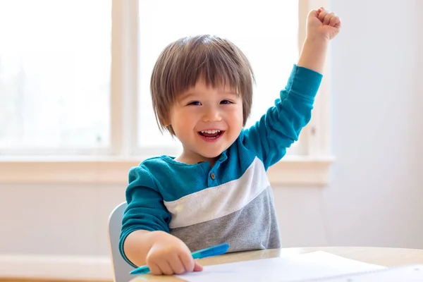 Gelukkig peuter verhogen van zijn hand — Stockfoto