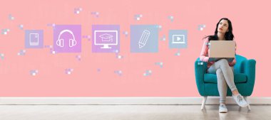 Laptop kullanan bir kadından öğrenme