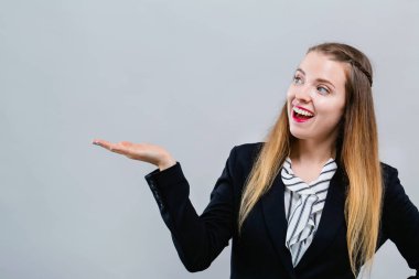 El hareketi görüntüleniyor ile genç kadın