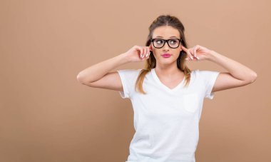 Genç kadın kulakları engelleme