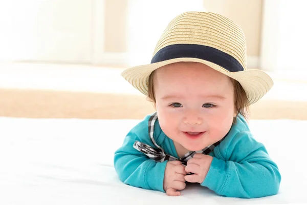 Happy baby boy z muszką — Zdjęcie stockowe