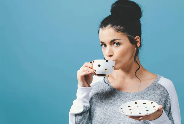 Junge Frau trinkt Kaffee — Stockfoto