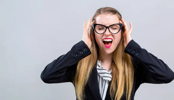 Mujer joven sintiéndose estresada — Foto de Stock