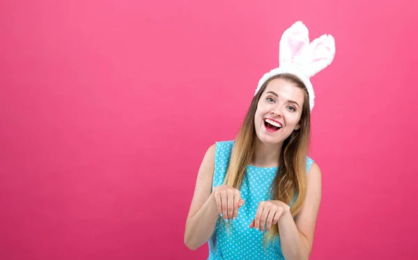 Mujer joven con orejas de conejo de Pascua — Foto de Stock