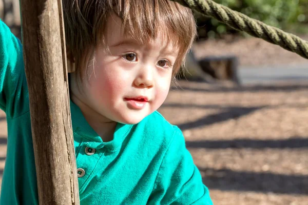 Bambino ragazzo che gioca in un parco giochi — Foto Stock