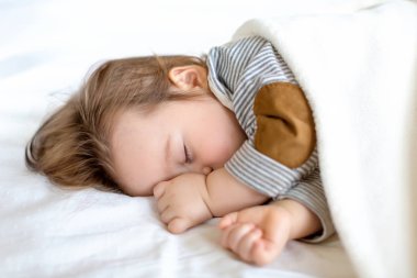 Yürümeye başlayan çocuk uyku