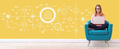 Dizüstü bilgisayar kullanan bir kadınla akıllı şehir konsepti