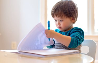 Çizim yürümeye başlayan çocuk