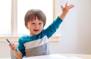 Elini raising mutlu yürümeye başlayan çocuk