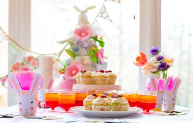 Tatlı tablo ile cupcakes ve çiçekler