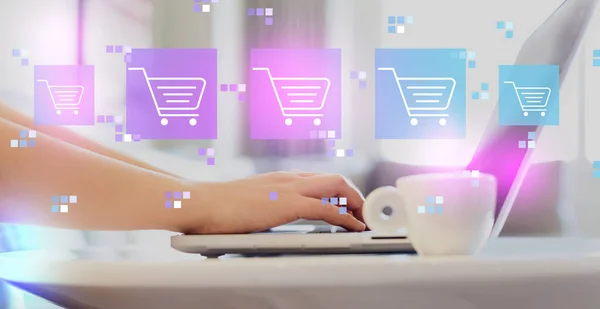 Tema de compras on-line com mulher usando um laptop — Fotografia de Stock