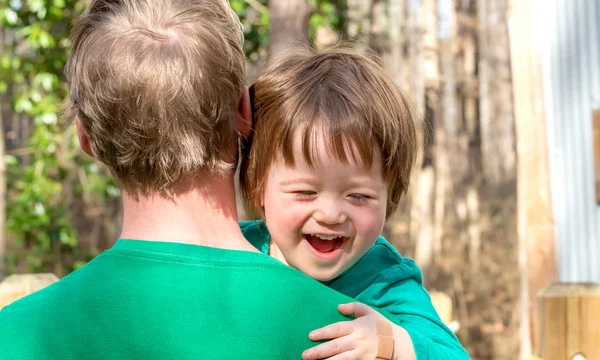 Ευχαρίστως toddler αγόρι που κρατούνται — Φωτογραφία Αρχείου