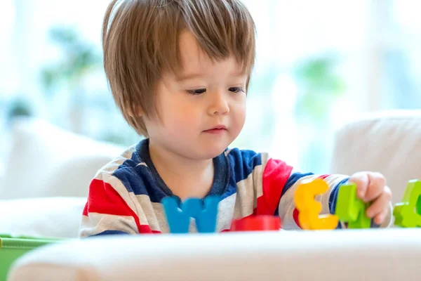 Ευχαρίστως toddler αγόρι παίζοντας και μαθαίνοντας — Φωτογραφία Αρχείου