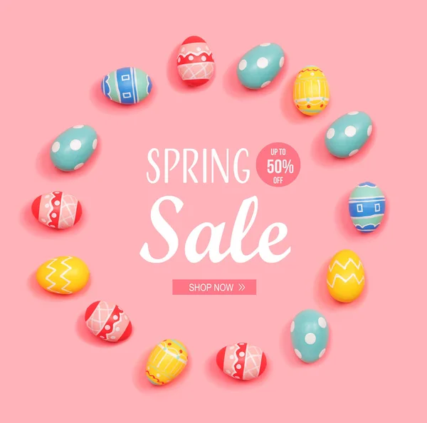 Mensaje de venta de primavera con huevos de Pascua — Foto de Stock
