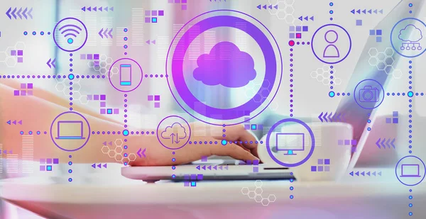 Cloud computing med kvinna med hjälp av en bärbar dator — Stockfoto