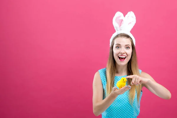 Mujer joven con tema de Pascua — Foto de Stock