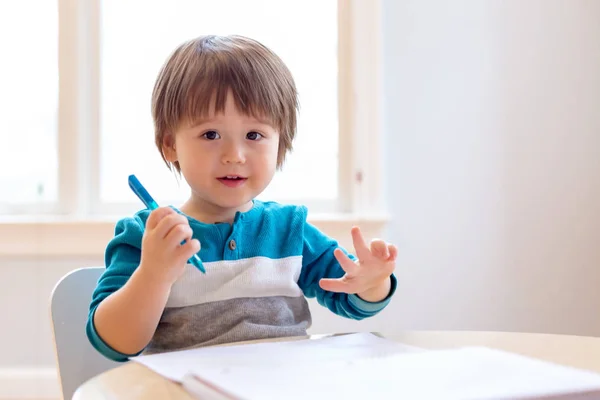 Toddler chłopiec rysunek — Zdjęcie stockowe