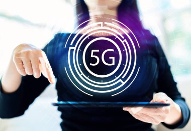 5g ağ ile tablet kullanan kadın