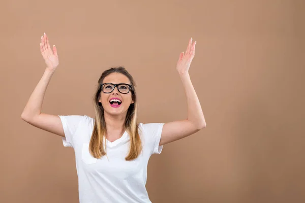 Jonge vrouw te bereiken en op zoek naar boven — Stockfoto