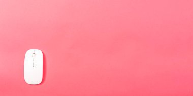 Parlak bir arka plan üzerinde bilgisayar fare