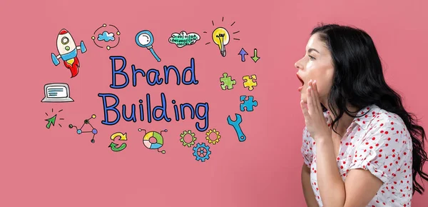 Brand building con giovane donna che parla — Foto Stock