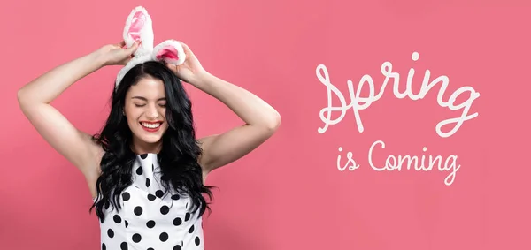 Bahar Easter tema ile kadınla önümüzdeki iletisidir — Stok fotoğraf