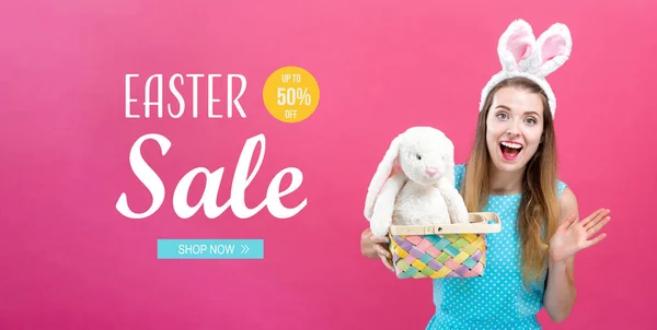 Mensaje de venta de Pascua con mujer con cesta de Pascua —  Fotos de Stock