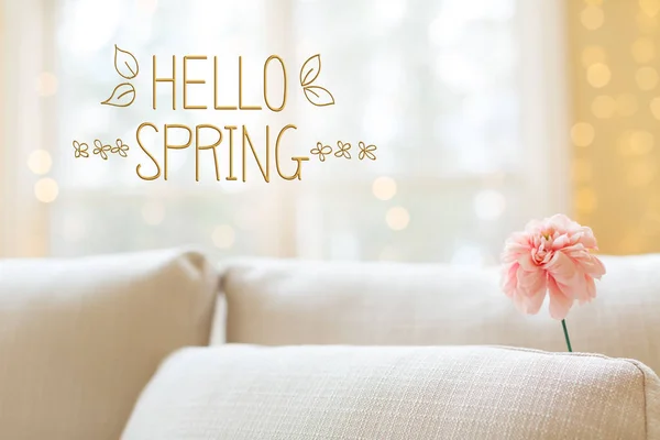 आतील खोलीच्या सोफामध्ये फुलांसह हॅलो वसंत ऋतु संदेश — स्टॉक फोटो, इमेज