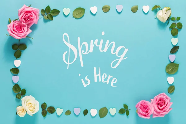 La primavera es aquí mensaje con rosas y hojas — Foto de Stock