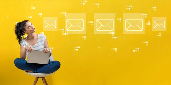 Emails con una mujer usando un portátil — Foto de Stock