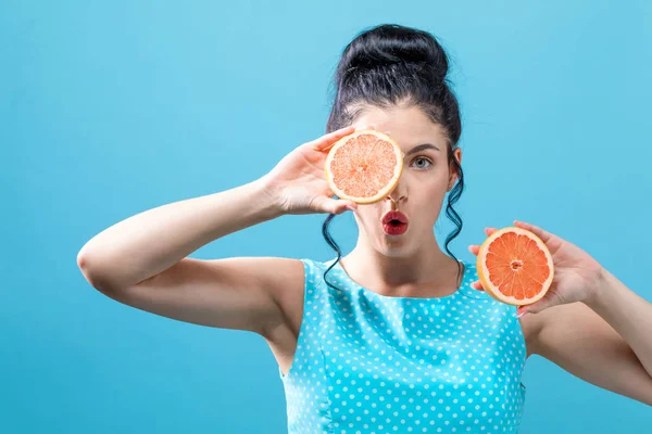 Jovem mulher segurando laranjas — Fotografia de Stock