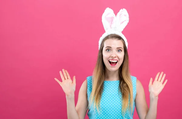 Jonge vrouw met Pasen konijn oren — Stockfoto
