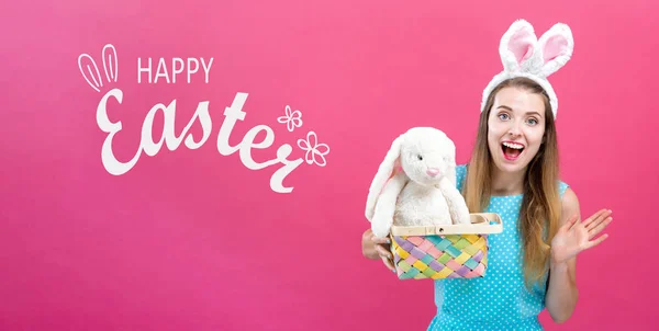 Feliz mensaje de Pascua con mujer con cesta de Pascua — Foto de Stock