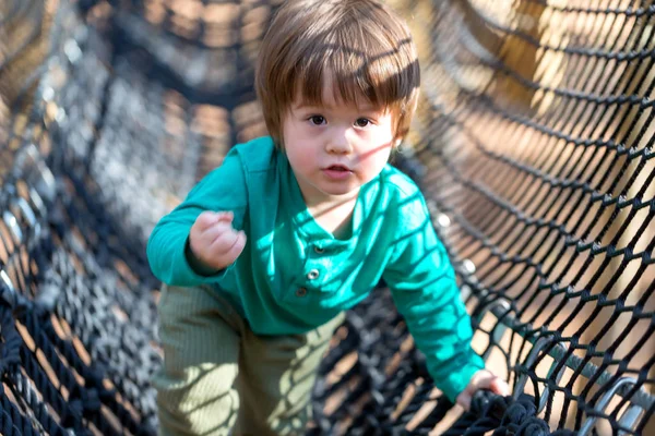 Bambino ragazzo che gioca in un parco giochi — Foto Stock