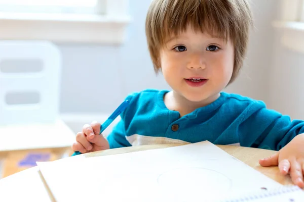 Toddler chłopiec rysunek — Zdjęcie stockowe