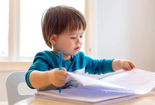 Peuter jongen tekening — Stockfoto