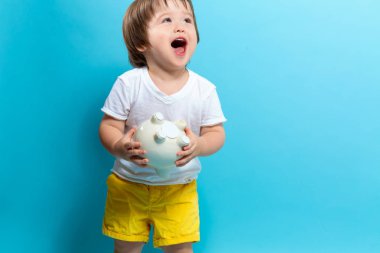 Yürümeye başlayan çocuk ile bir kumbara