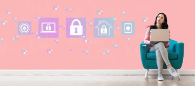 Siber güvenlik ile bir dizüstü bilgisayar kullanan kadın