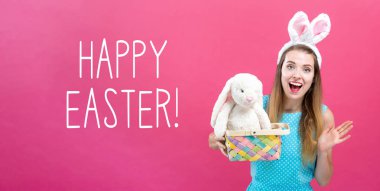 Mutlu Paskalya mesaj Paskalya sepeti ile kadınla