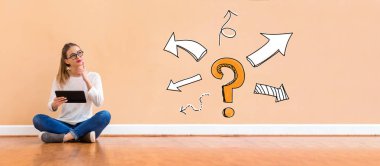 Soru işareti ile bir tablet kullanan kadın oklarla