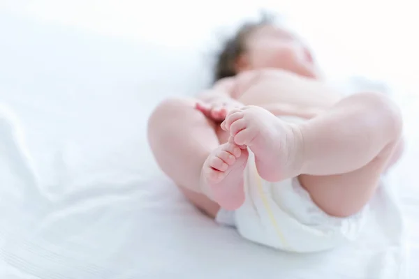 De voeten van een jonge babyjongen — Stockfoto