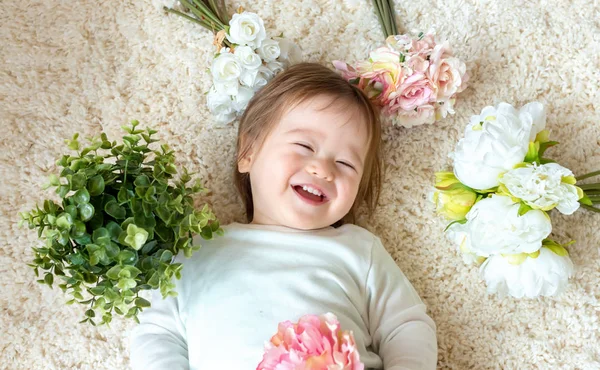 Menino com flores — Fotografia de Stock