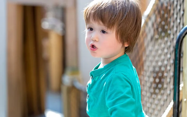 Bambino ragazzo che gioca in un parco giochi — Foto Stock