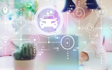 Onu laptop kullanan kadın ev