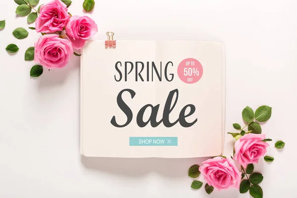 Vårens försäljning meddelande med rosor och blad — Stockfoto